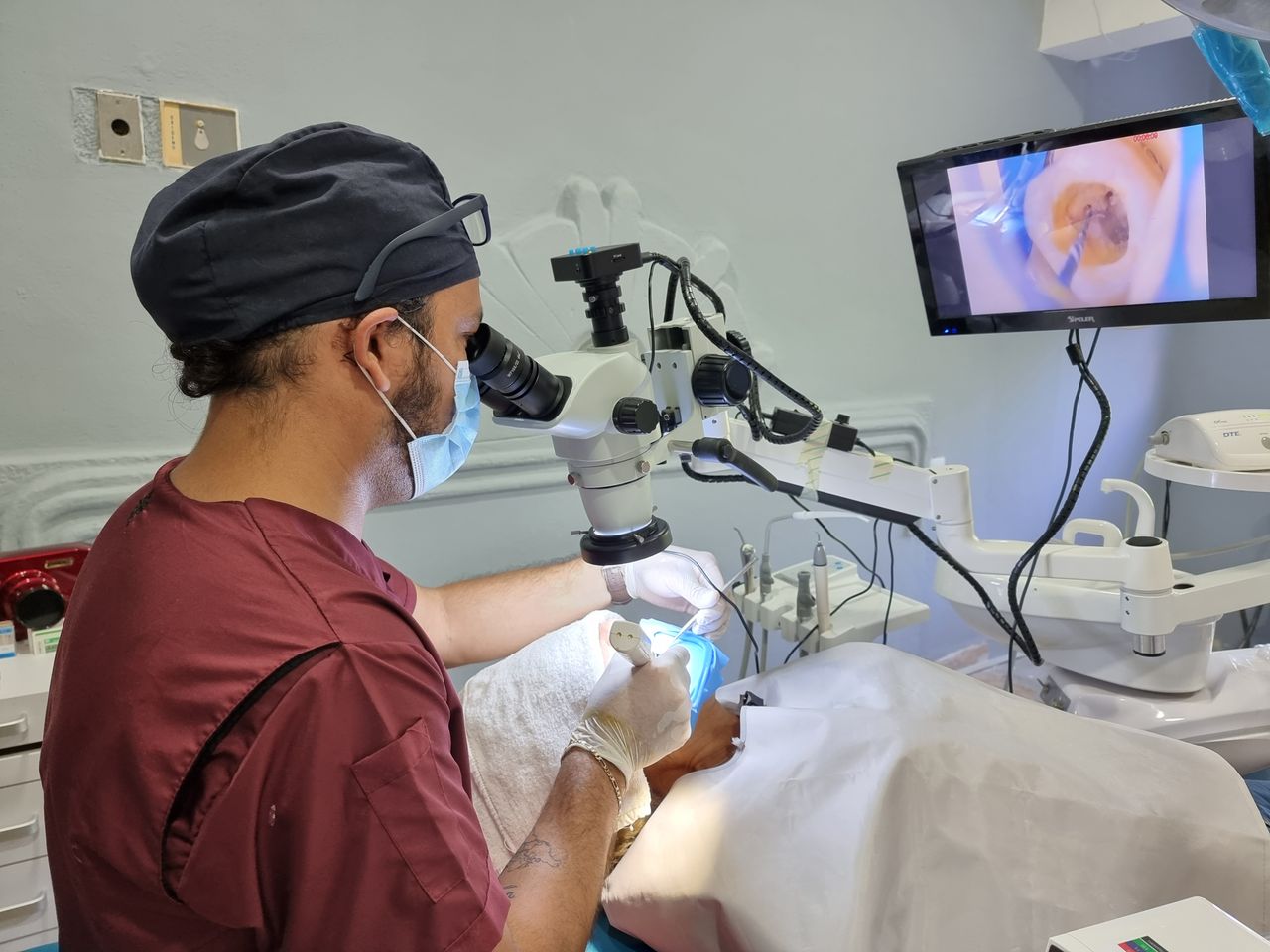 Dr. Erick Saucedo realizando endodoncia con microscopio dental
